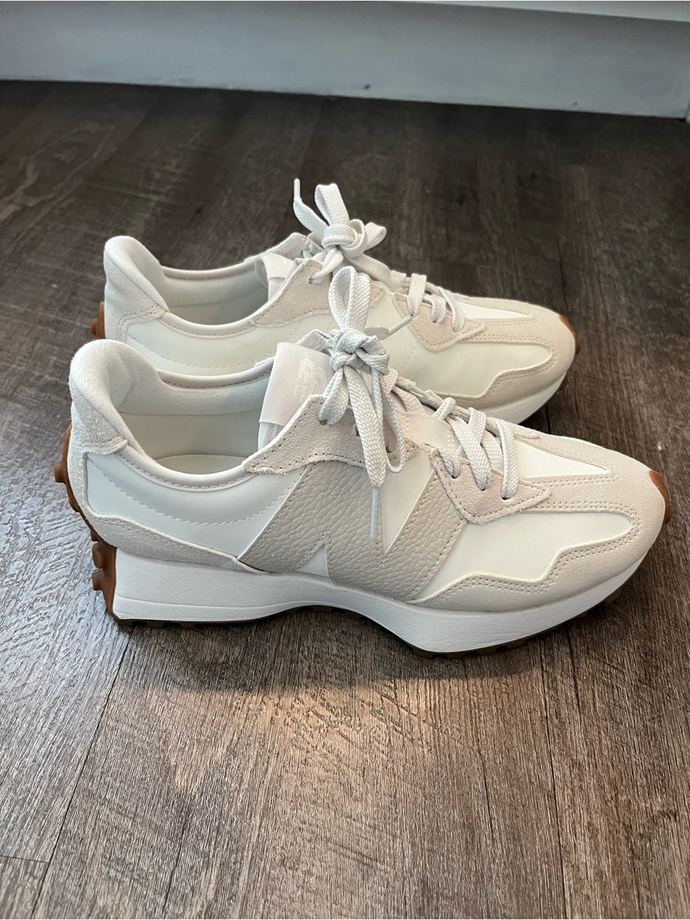 New Balance 327 shoes - Picture 2 of 4